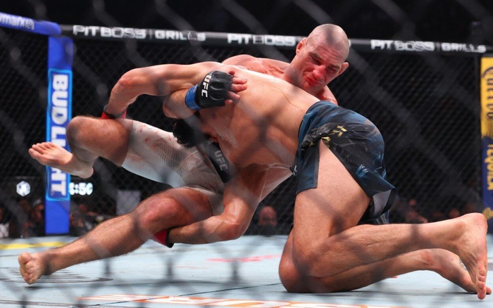送车臣狼王生涯首败！UFC328中量级冠军战：斯特里克兰爆冷夺冠|奇马耶夫|凯文·加内特|肖恩-斯特里克兰|坎扎特-奇马耶夫|白大拿_新浪体育_新浪新闻